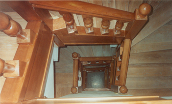 Escalera en edificio público de Plaza de la Villa de Madrid. En madera de cedro